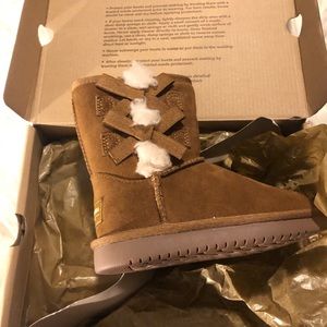 Size 9C brand new Koolaburra By Ugg